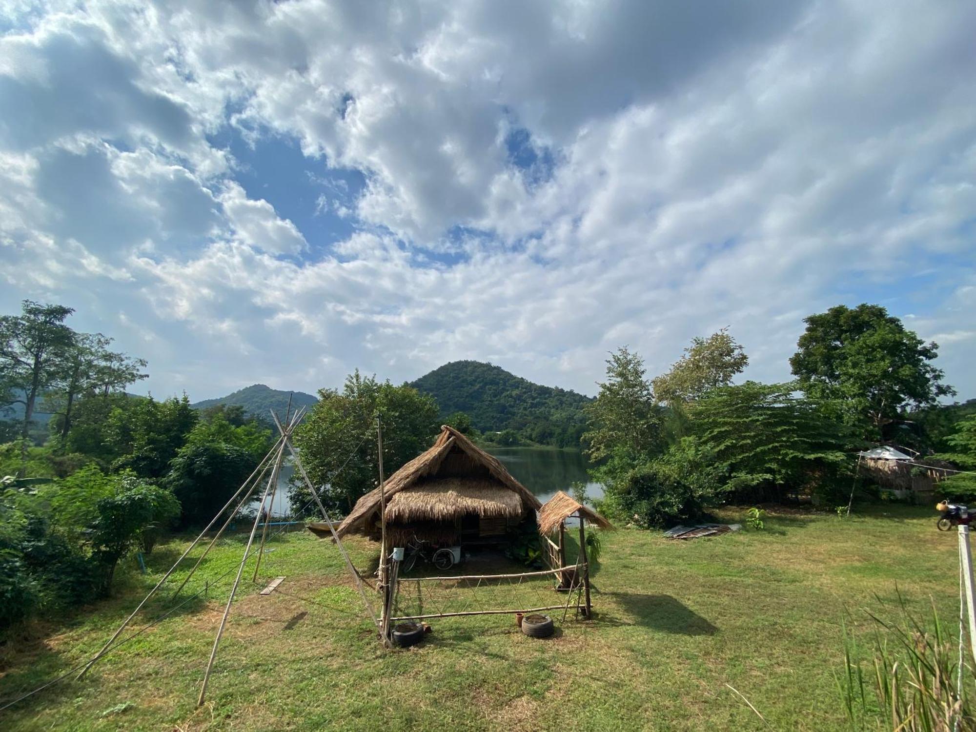 Royal Mountain Hut Hotel Ratchaburi Bagian luar foto