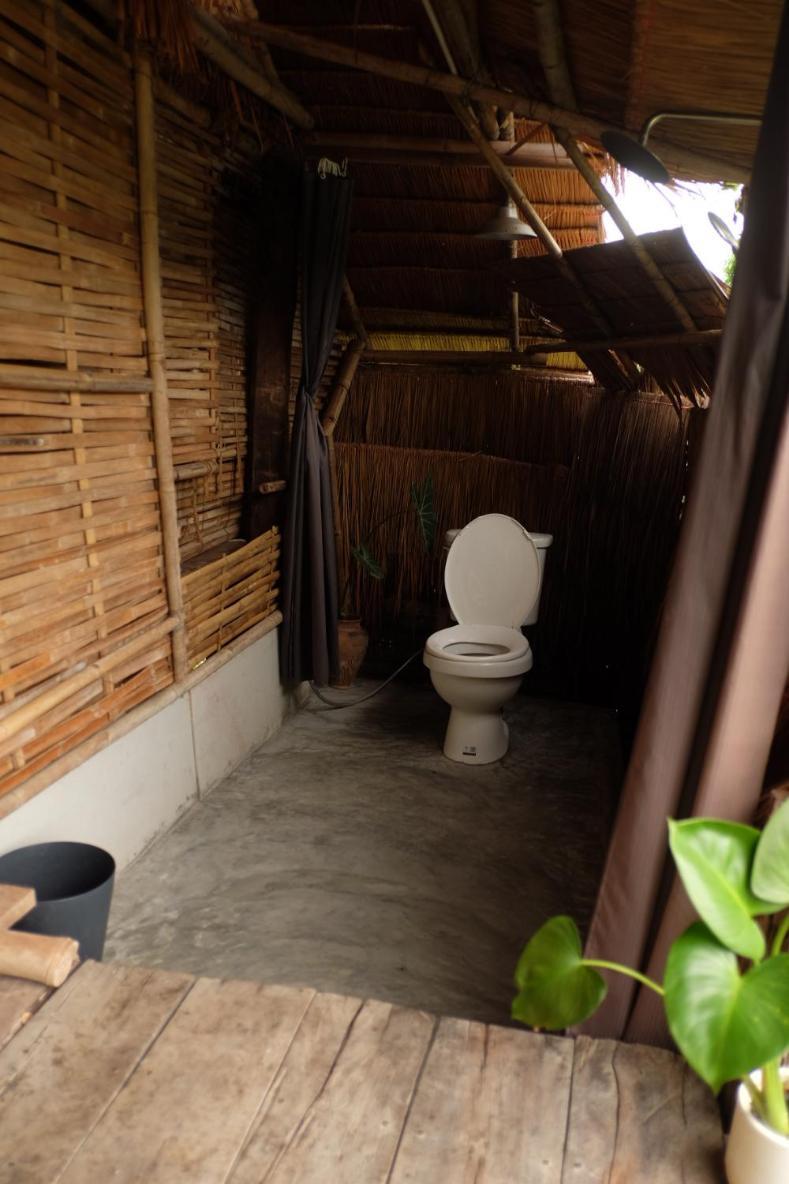 Royal Mountain Hut Hotel Ratchaburi Ruang foto